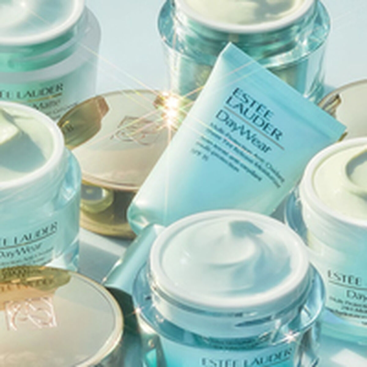 Fugtgivende creme med farve Estee Lauder DAYWEAR Spf 15 30 ml hudplejeemballage