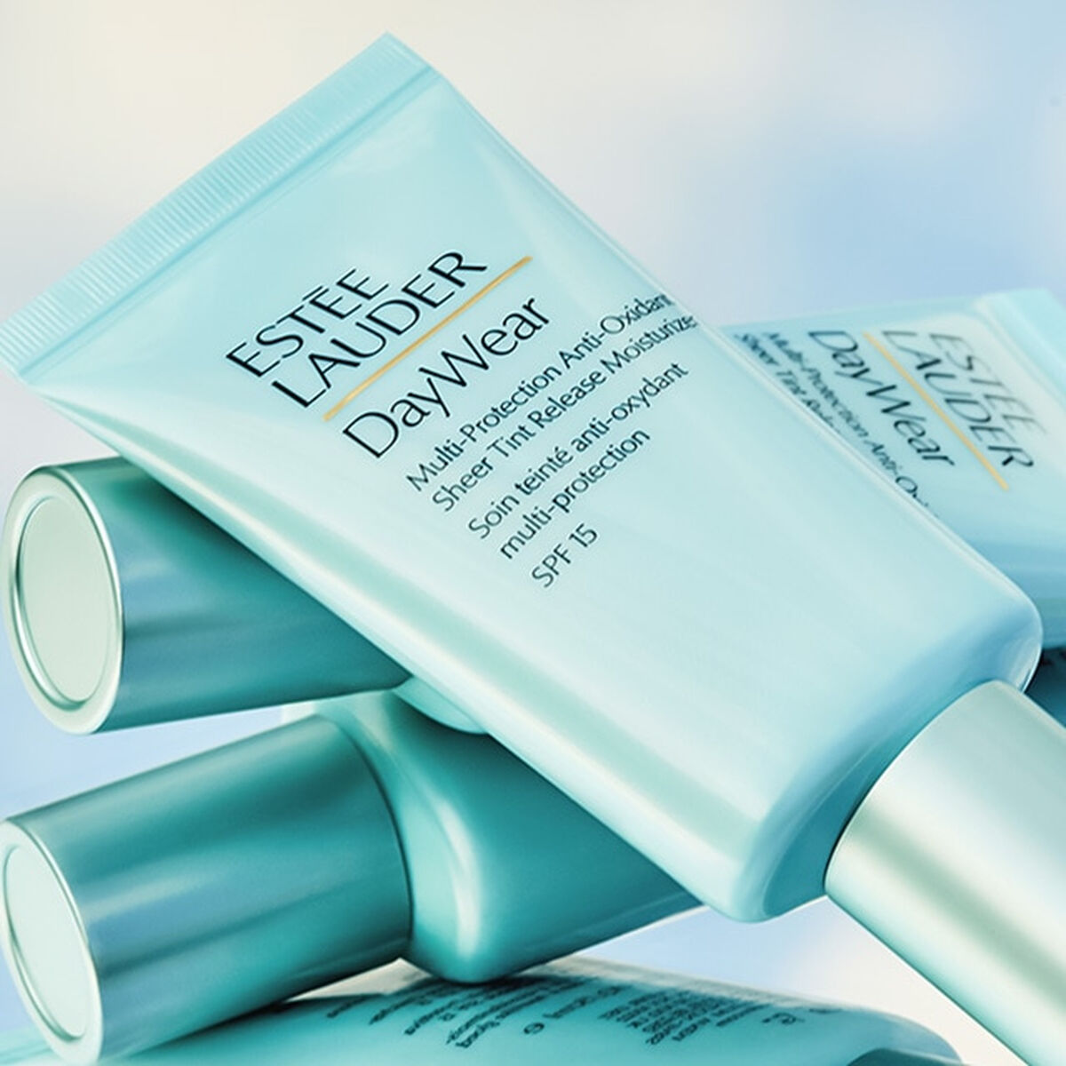 Fugtgivende creme med farve Estee Lauder DAYWEAR Spf 15 30 ml hudplejeemballage