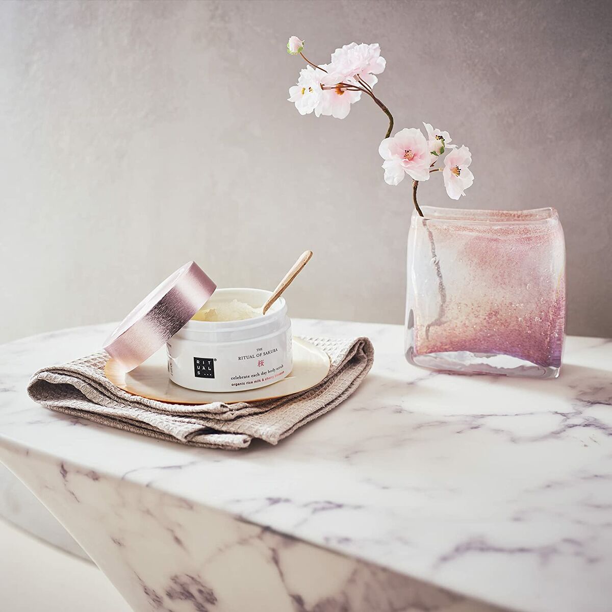 Body Exfoliator Rituals The Ritual Of Sakura 250 g produktemballage